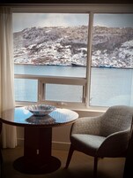 套房, 1 间卧室, 海港景观 | 起居区 | 55-英寸智能电视（配备有线频道）、电视、iPod 基座