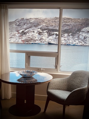 Suite, 1 chambre, vue port | Coin séjour | TV connectée de 55 pouces avec chaînes par câble, télévision
