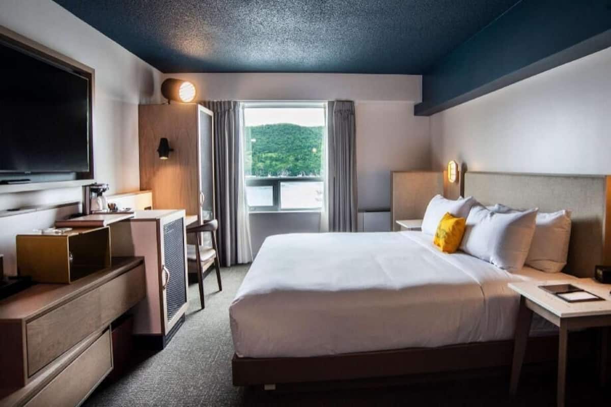 Egyptian cotton sheets, premium bedding, pillowtop beds, blackout drapes