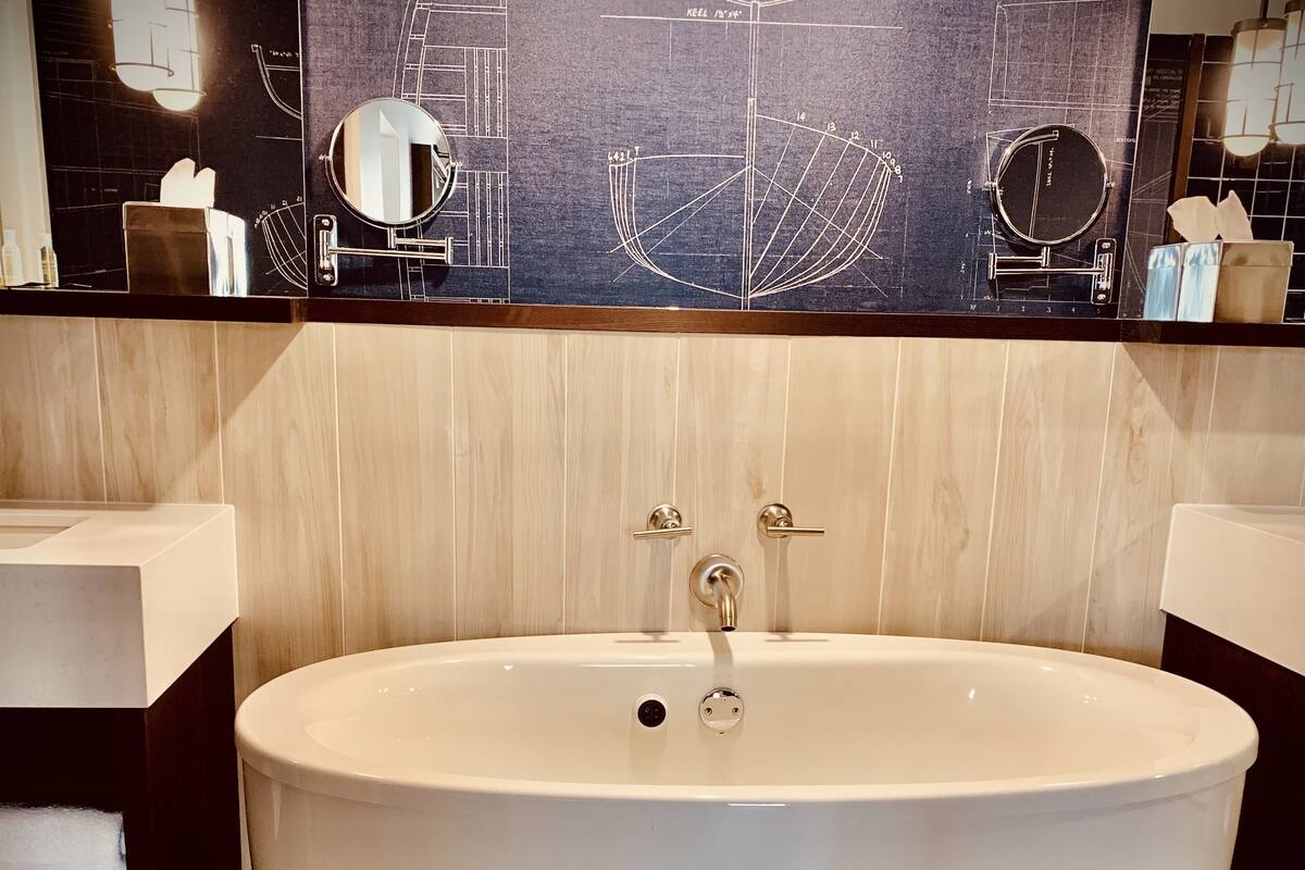 suite, 1 bedroom, harbour view | bathroom | shower, rainfall showerhead, free toiletries, hair dryer