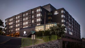 Un hotel moderno con fachada de vidrio, ubicado en la intersección de Water St y Sparo Blvd.