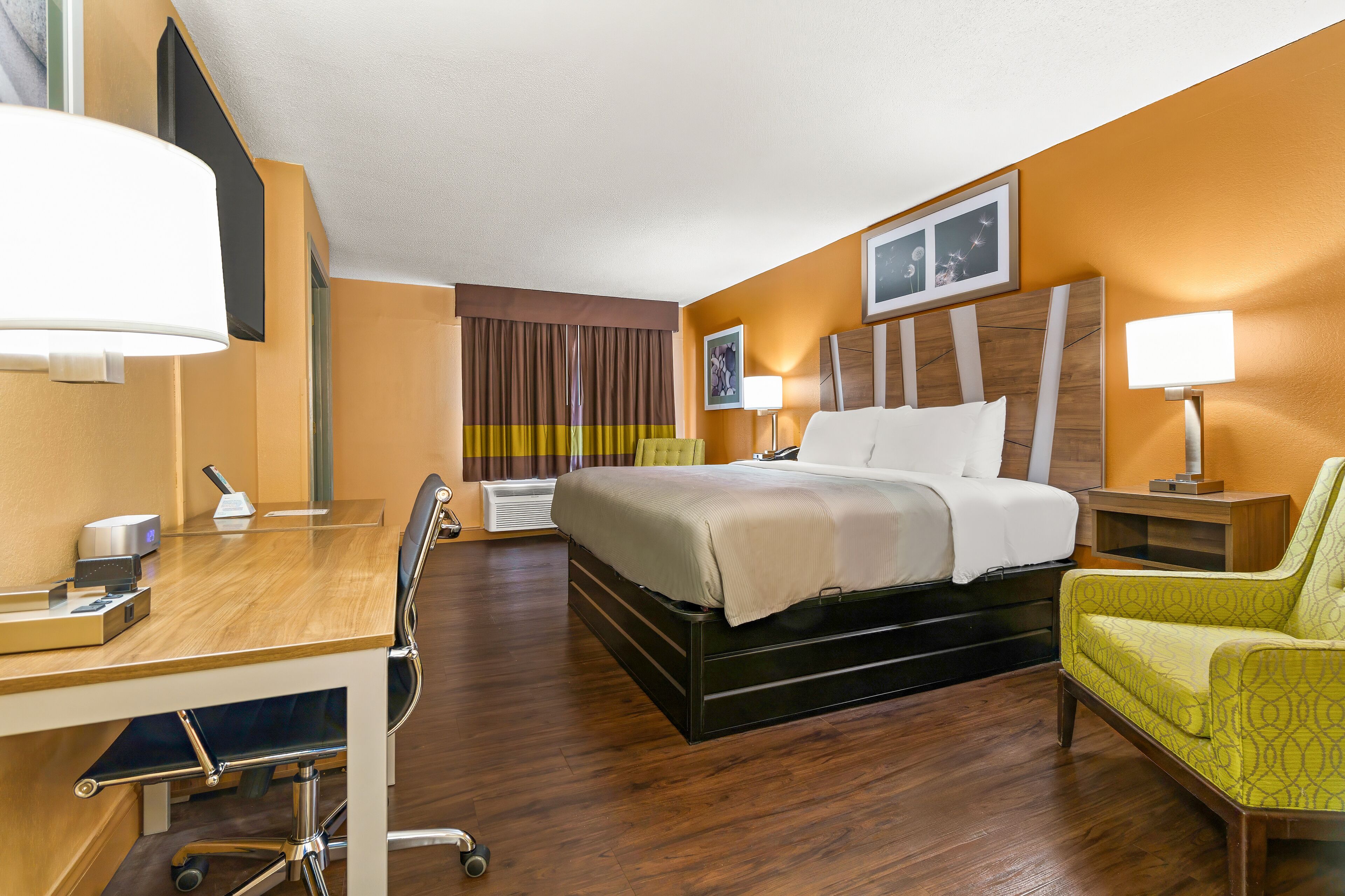 Suite, 1 cama King size, para no fumadores (Living Room) | 5 habitaciones, escritorio y espacio para trabajar con laptop 