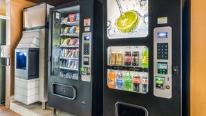 Tres máquinas expendedoras de bebidas con diversas opciones.