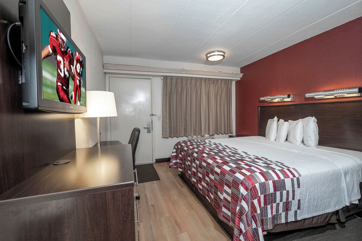 Desk, cribs (free), WiFi (free), bed sheets