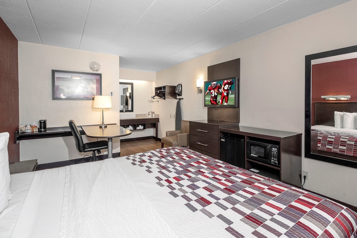 Superior Room, 1 King Bed (Smoke Free) | Desk, free cribs/infant beds, free WiFi, bed sheets