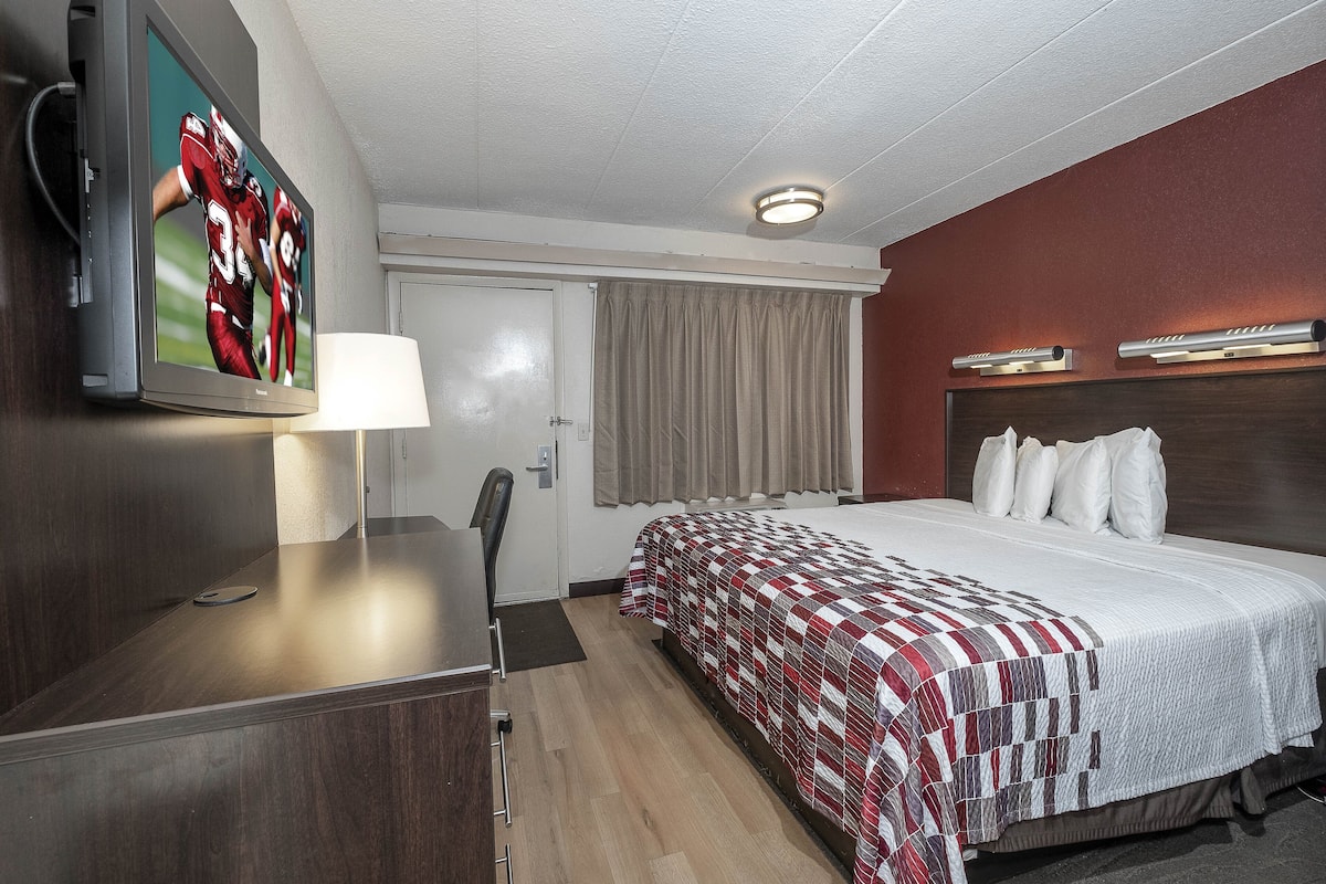 Desk, free cribs/infant beds, free WiFi, bed sheets