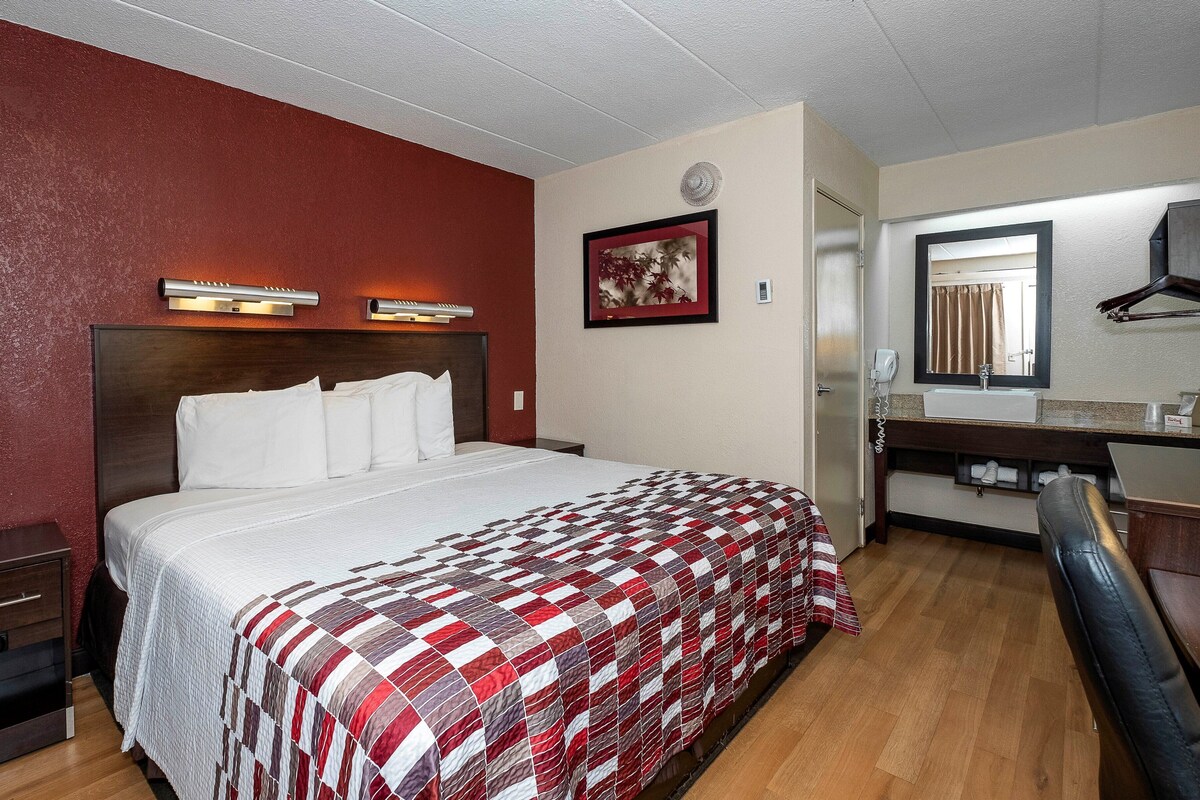Desk, cribs (free), WiFi (free), bed sheets