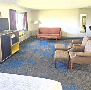 Suite, 1 King Bed, Non Smoking | Desk, iron/ironing board, free WiFi, bed sheets - Days Inn by Wyndham North Sioux City (North Sioux City)