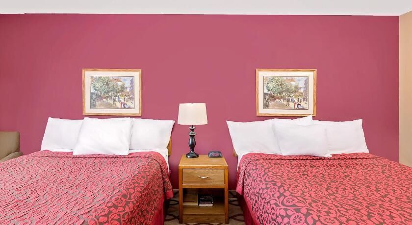 Escritorio, tabla de planchar con plancha, wifi gratis y ropa de cama