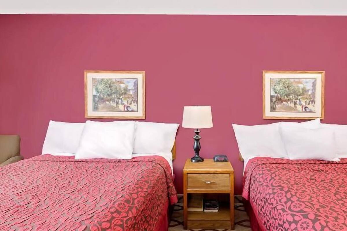Escritorio, tabla de planchar con plancha, wifi gratis y ropa de cama