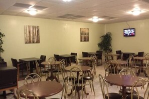 Breakfast area - Baxter Park Inn (Millinocket)