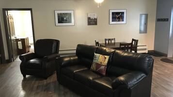 Literie de qualité, lit avec matelas à plateau-coussin, bureau