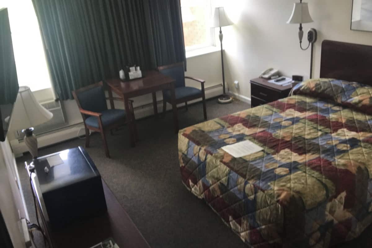 Room | Premium bedding, pillowtop beds, desk, blackout drapes