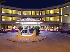 A multi-story hotel with a central courtyard, a covered entrance, and a parking area. - Mercure Hotel Panorama Freiburg (Freiburg im Breisgau)