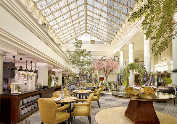 Breakfast, lunch, dinner served; British cuisine - Hyatt Regency Birmingham (Birmingham)