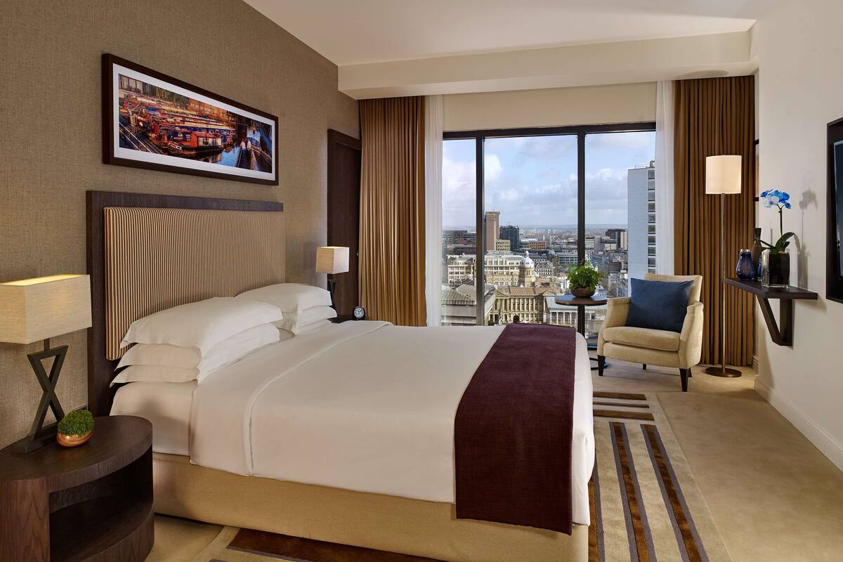 hypo-allergenic bedding, minibar, in-room safe, desk