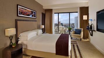 Hypo-allergenic bedding, minibar, in-room safe, desk