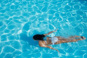 Indoor pool, sun loungers