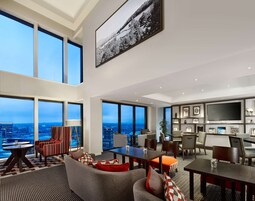 Club Room, 1 King Bed, Non Smoking | Hypo-allergenic bedding, minibar, in-room safe, desk