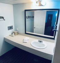 Escritorio, wifi gratis, ropa de cama y despertador