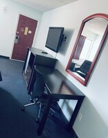 Escritorio, wifi gratis, ropa de cama y despertador