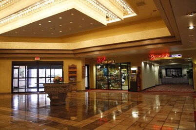 Ramada by Wyndham Viscount Suites Tucson East