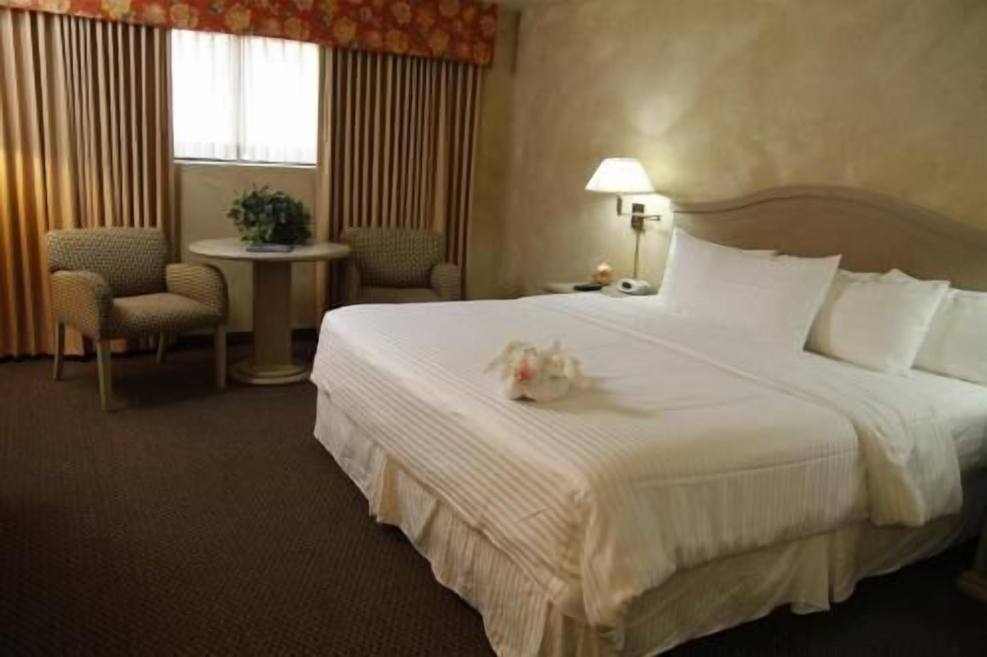 1 bedroom, premium bedding, pillowtop beds, in-room safe