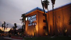 Een hotel met een opvallend bord waarop 