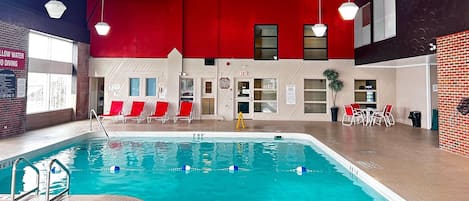 Piscine intérieure, accÚs possible de 7 h à 23 h, chaises longues