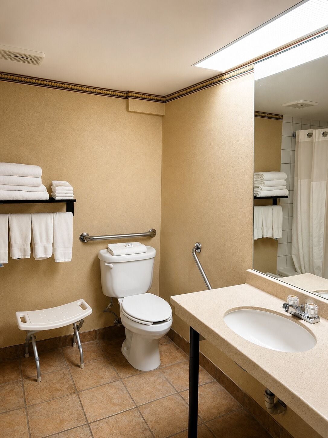 Ein Badezimmer mit Toilette, Waschbecken und Duschvorhang.