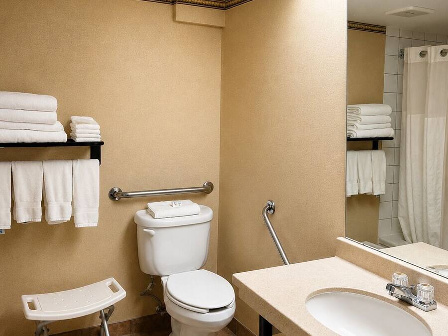 Ein Badezimmer mit Toilette, Waschbecken und Duschvorhang.
