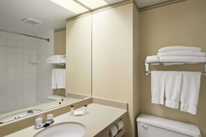 Een bad/douchecombinatie, gratis toiletartikelen, een haardroger