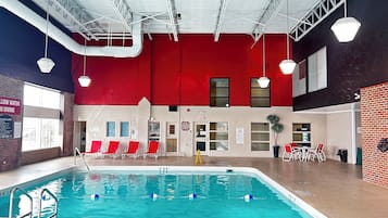 Piscine couverte, accÚs possible de 07 h 00 à 23 h 00, chaises longues