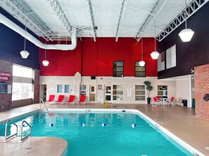 Indoor pool, open 7 AM to 11 PM, pool loungers - Ramada by Wyndham Trenton (Quinte West)