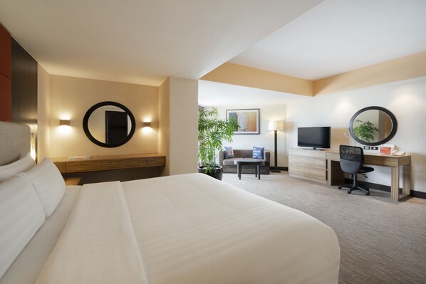 Executive Suite, 1 King Bed | In-room safe, individually furnished, desk, laptop workspace