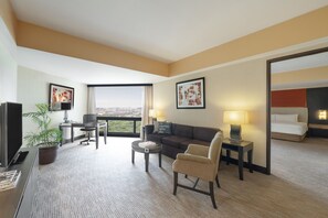 Executive Suite, 1 Katil Raja (King) | Peti besi dalam bilik, dilengkapkan perabot secara berasingan, meja