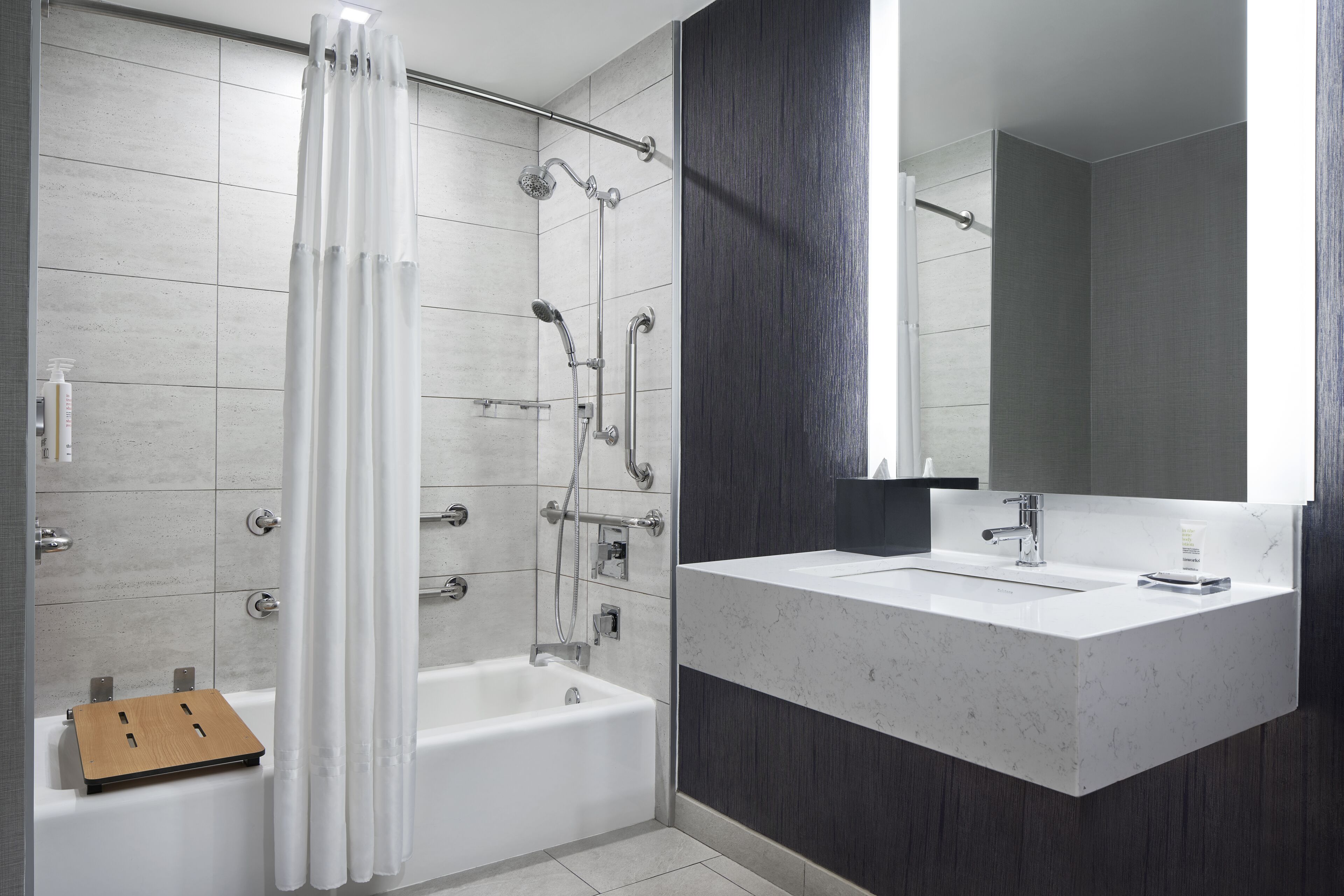 Un baño moderno con ducha, bañera y lavamanos.