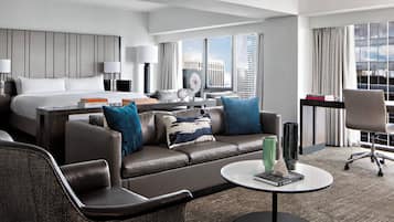 Edredón, caja de seguridad en la habitación y escritorio