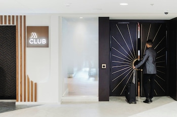 2 bars/lounges, pub at New York Marriott Marquis