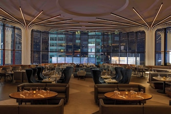 2 bars/lounges, pub at New York Marriott Marquis
