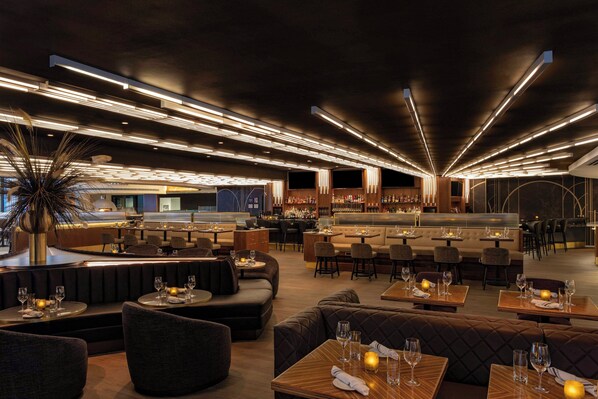 2 bares/lounges, pub