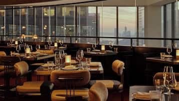 3 restaurantes; se sirven desayunos, comidas, cenas y brunch
