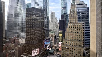 Un paisaje urbano con rascacielos modernos, edificios históricos y un cartel publicitario destacado.
