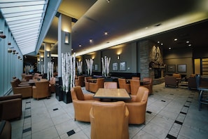 2 bars/lounges, lobby lounge