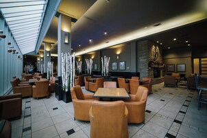 2 bars/lounges, lobby lounge