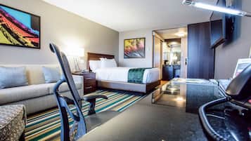 Habitación Signature, 1 cama de matrimonio con sofá cama | Ropa de cama hipoalergénica, caja fuerte, escritorio