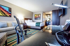 Signature-Zimmer, 1 Queen-Bett und Schlafsofa | 1 Schlafzimmer, hochwertige Bettwaren, Zimmersafe, Schreibtisch