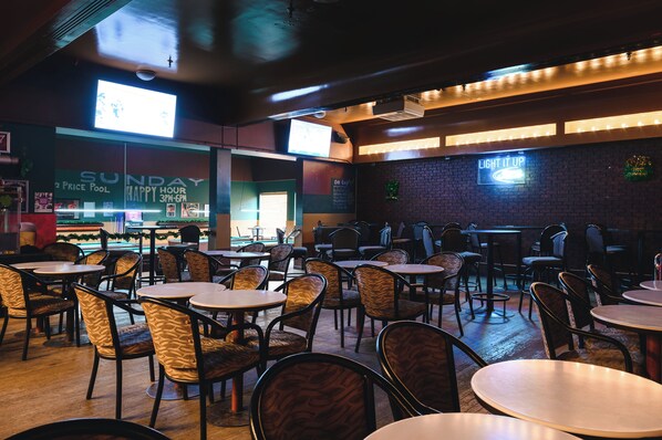 2 bars/lounges, lobby lounge