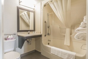 Chambre, accessible aux personnes à mobilité réduite, non-fumeur | Salle de bain | Ensemble baignoire-douche, articles de toilette (gratuits)