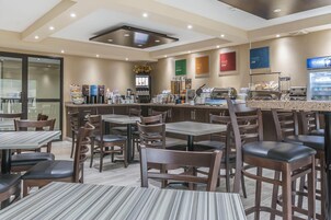 Café da manhã para viagem grátis todos os dias